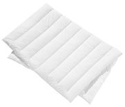 Weiße, gesteppt wirkende Bettdecke in Draufsicht, leicht gefaltet, geeignet für ein 200x200 Bett.