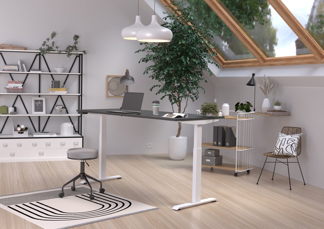 Modern, in hoogte verstelbaar elektrisch bureau in een stijlvolle, lichte ruimte met dakraam, planten en planken, gezien vanuit de zijkant.