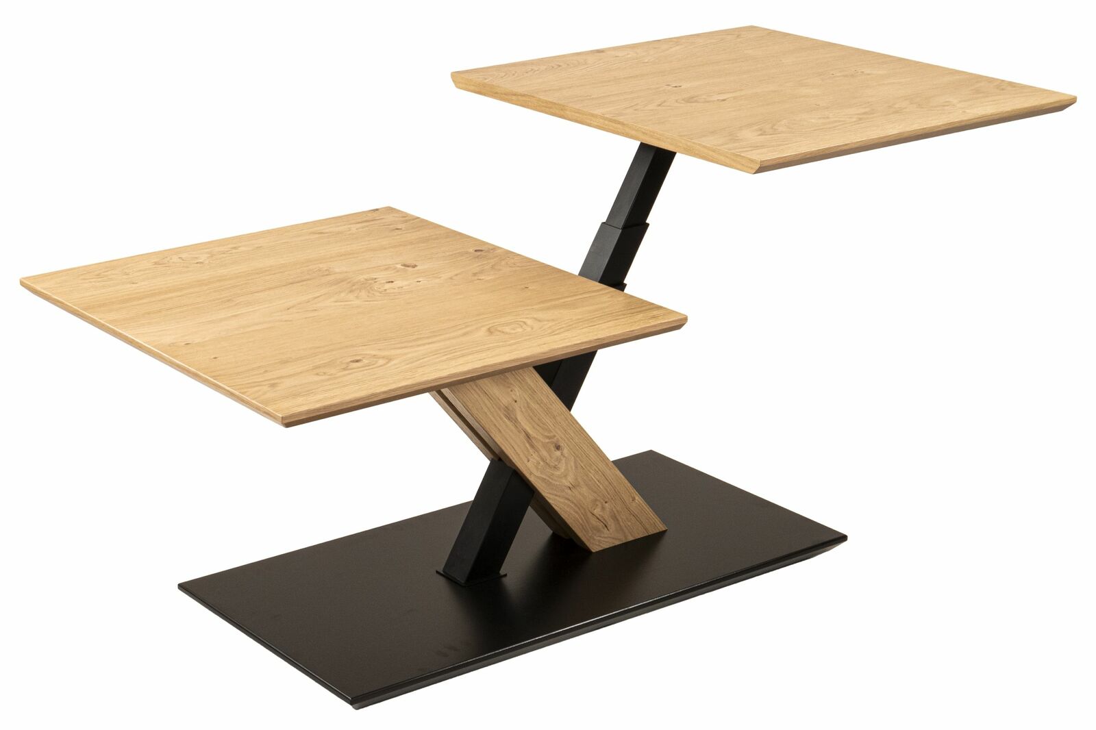 Moderner Couchtisch mit zwei versetzten Holzplatten und schwarzem Metallgestell, seitliche Perspektive