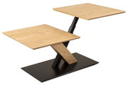 Moderner Couchtisch mit zwei versetzten Holzplatten und schwarzem Metallgestell, seitliche Perspektive