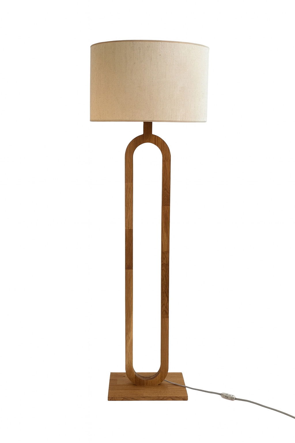 Moderne Stehleuchte aus Holz mit ovalem Rahmen und hellem Lampenschirm, seitliche Perspektive