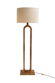 Moderne Stehleuchte aus Holz mit ovalem Rahmen und hellem Lampenschirm, seitliche Perspektive