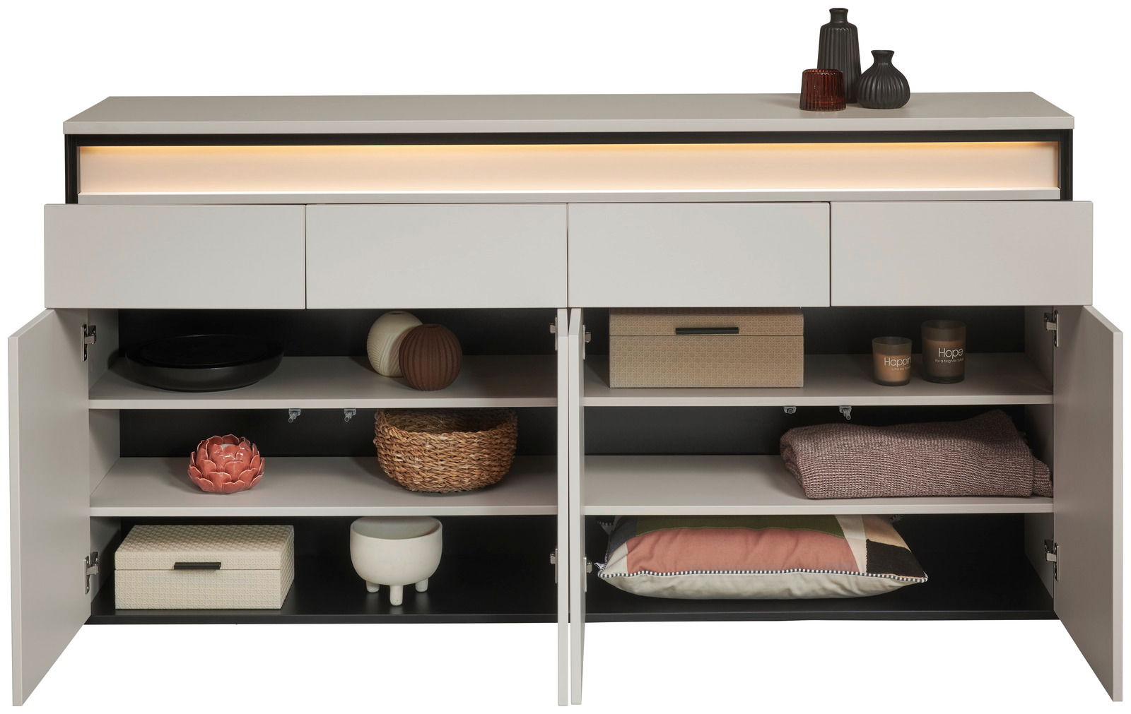 Frontale Ansicht eines XL-Sideboards mit offenen Türen, das dekorative Gegenstände und Aufbewahrungsboxen zeigt.