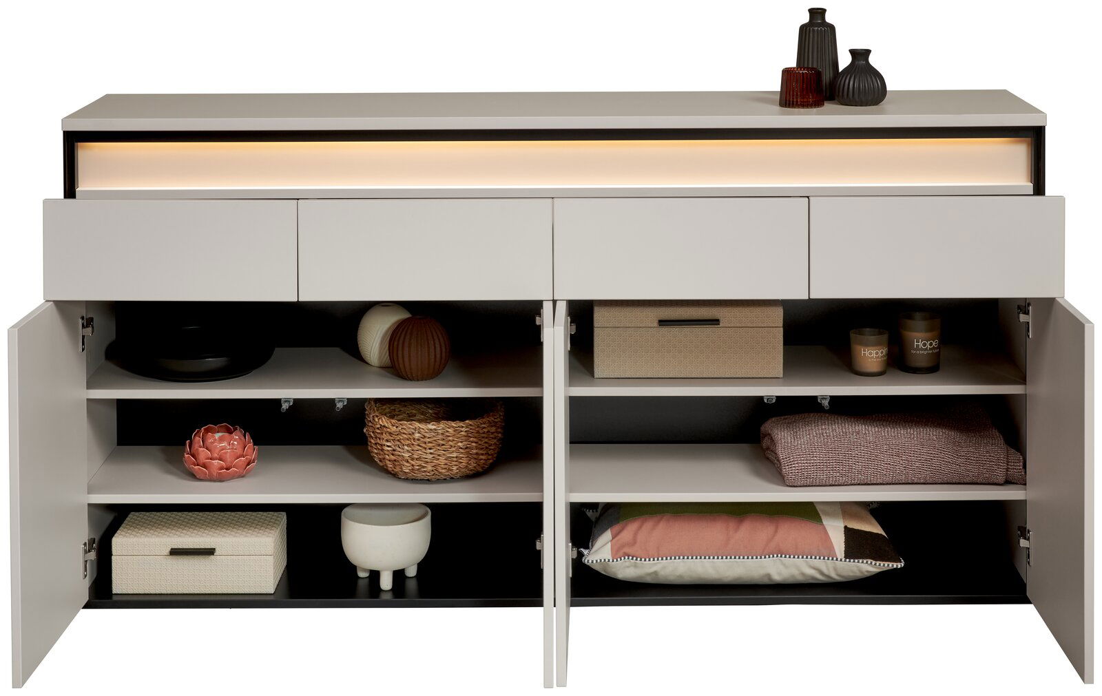 Frontale Ansicht eines XL-Sideboards mit offenen Türen, das dekorative Gegenstände und Aufbewahrungsboxen zeigt.