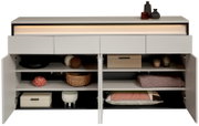 Frontale Ansicht eines XL-Sideboards mit offenen Türen, das dekorative Gegenstände und Aufbewahrungsboxen zeigt.