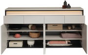 Frontale Ansicht eines XL-Sideboards mit offenen Türen, das dekorative Gegenstände und Aufbewahrungsboxen zeigt.