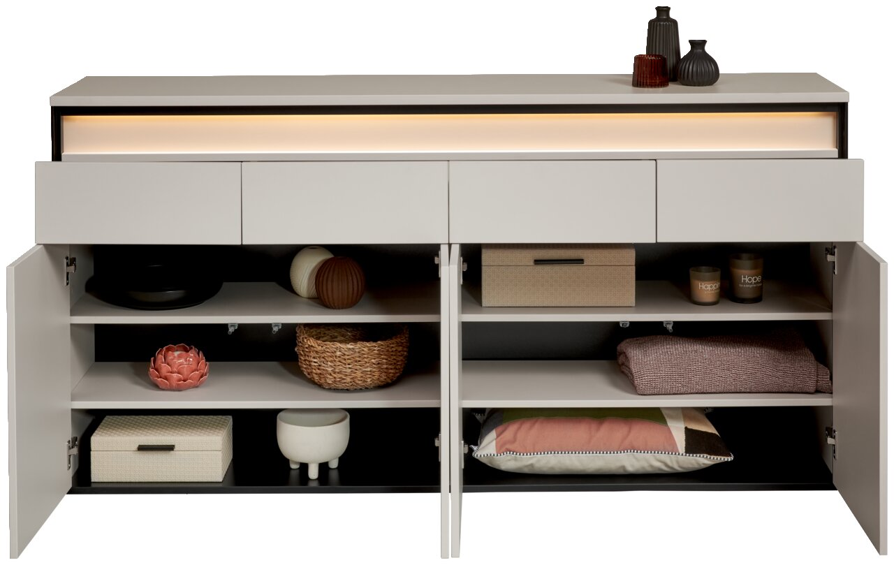 Vooraanzicht van een XL-dressoir met open deuren, waarop decoratieve voorwerpen en opbergdozen te zien zijn.
