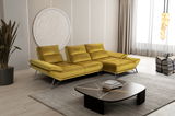 Gelbes Longchair-Sofa in modernem Wohnzimmer, seitliche Perspektive