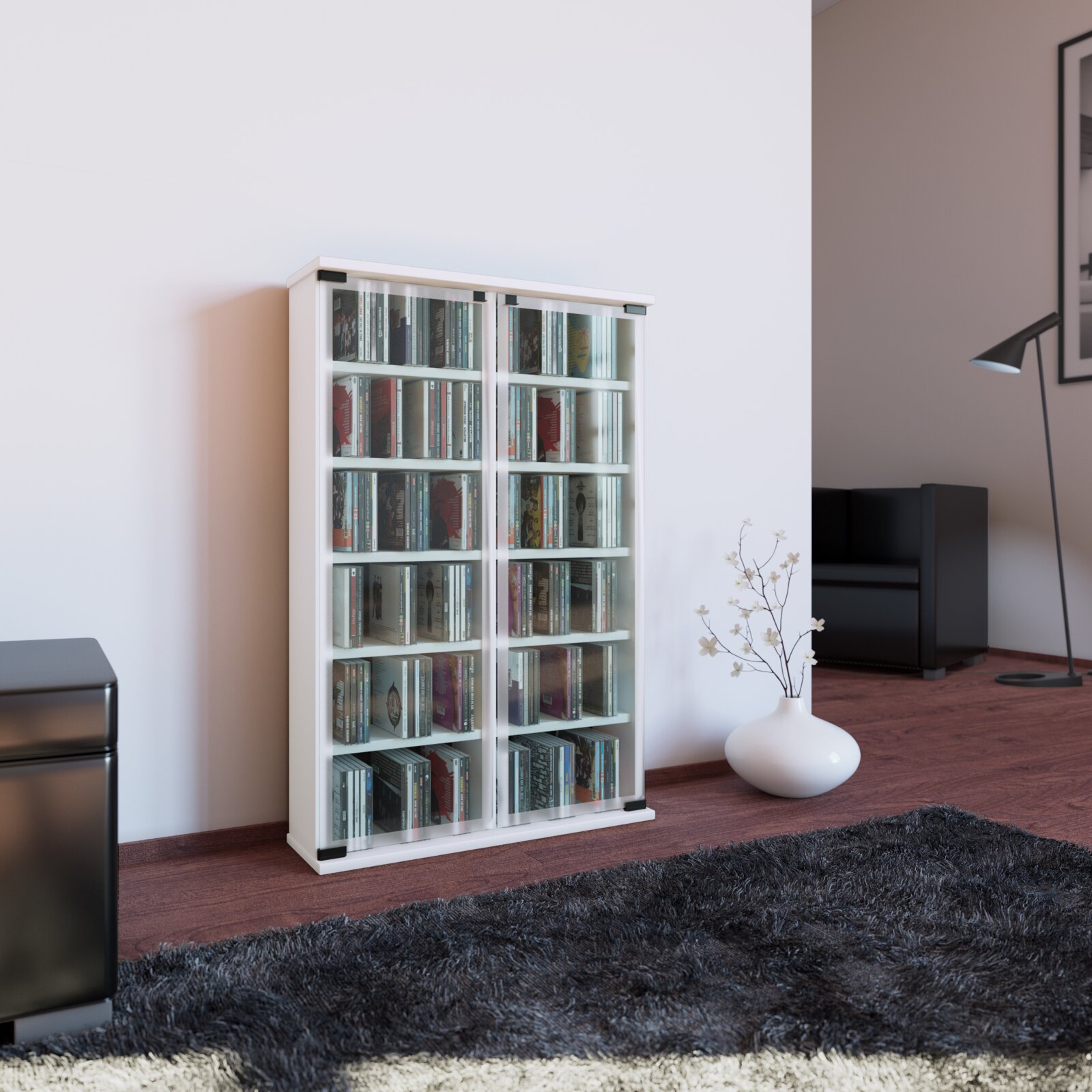 VCM CD/DVD Möbel GALERIE Weißer CD-/DVD-Aufbewahrungsschrank mit zwei Glas-Schiebetüren, frontale Ansicht leicht von links, gefüllt mit CDs in modernem Wohnzimmer.