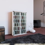 Weißer CD-/DVD-Aufbewahrungsschrank mit zwei Glas-Schiebetüren, frontale Ansicht leicht von links, gefüllt mit CDs in modernem Wohnzimmer.