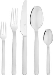 Zilverglanzende roestvrijstalen bestekset met kleine vork, diner-vork, mes met Henckels-logo, eetlepel en theelepel, frontaal van bovenaf gefotografeerd op witte achtergrond