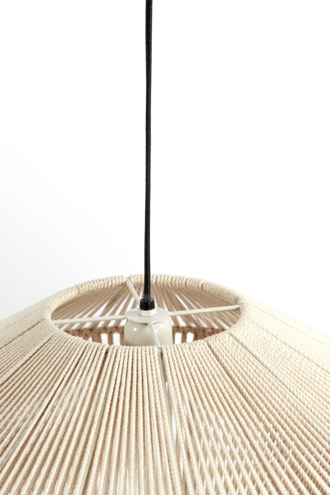 Hanglamp van gevlochten materiaal, close-up van bovenaf