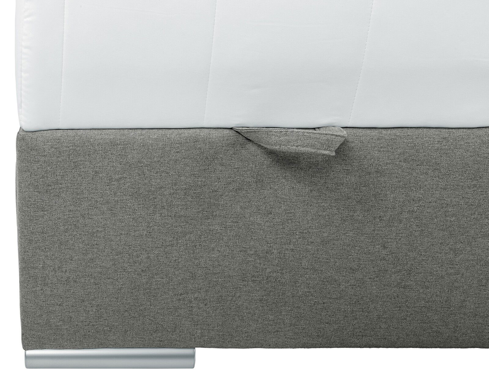 Nahaufnahme eines Boxbetts mit grauem Stoffbezug und silbernem Fuß, seitliche Perspektive
