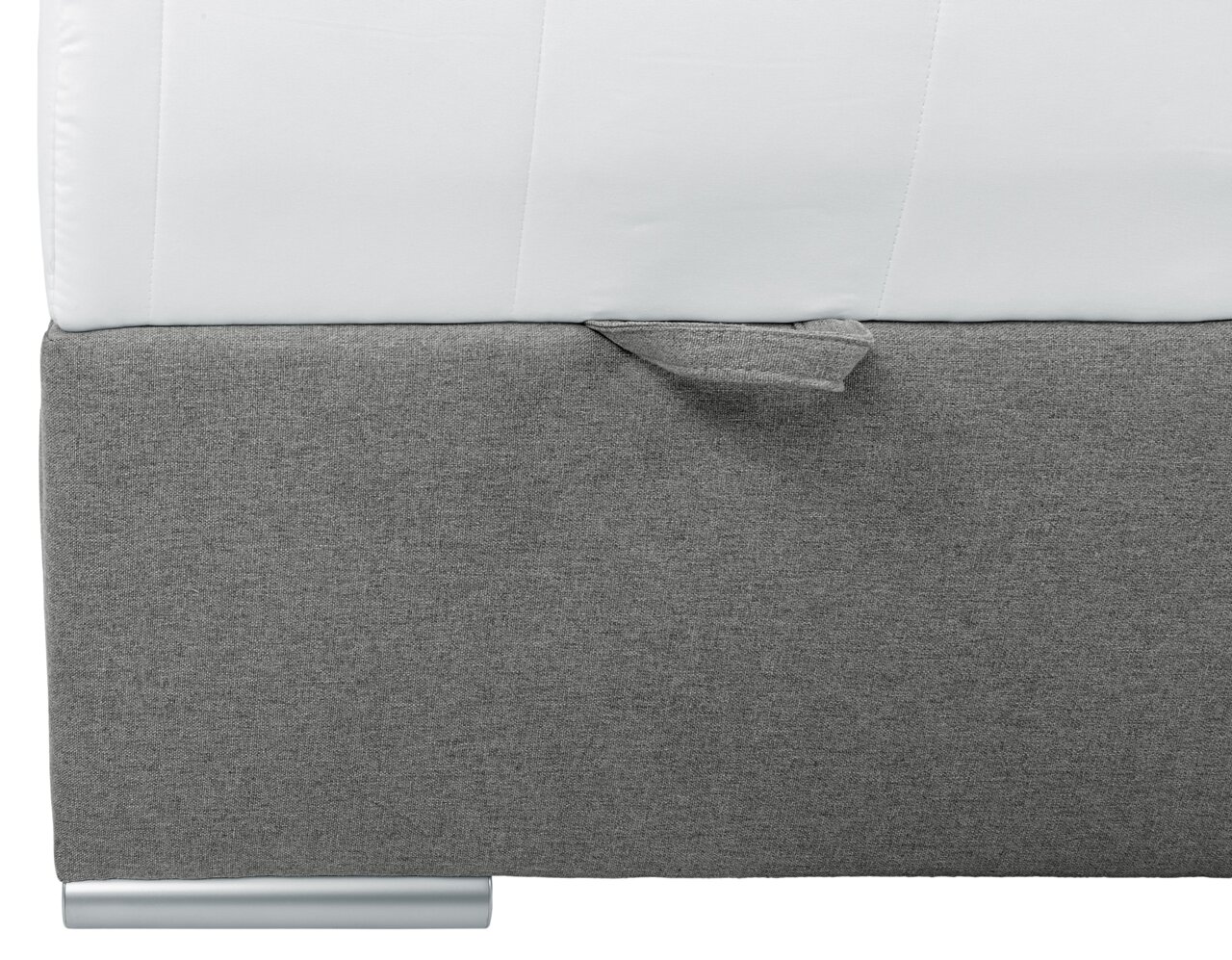 Close-up van een boxspring met grijze stoffen bekleding en zilveren poten, gezien vanaf de zijkant
