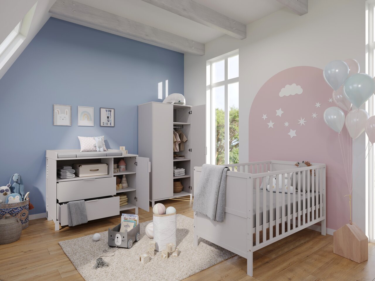 Gemütliches Babyzimmer mit Wickelkommode, Kleiderschrank und Gitterbett in heller Holzoptik. Blick von schräg vorne auf die Möbel, mit pastellfarbenen Wänden und Dekorationen.