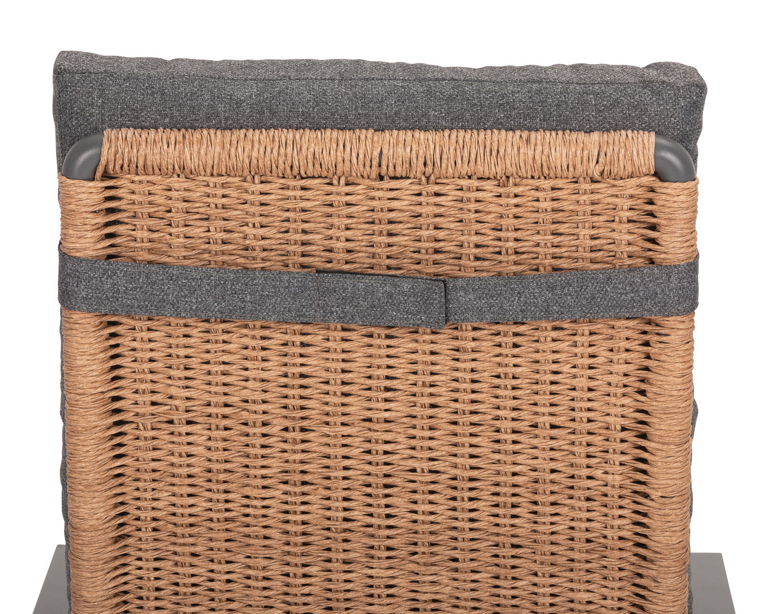 Rückansicht eines Loungesessels mit grauem Stoff und geflochtenem Rattan.