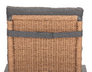 Rückansicht eines Loungesessels mit grauem Stoff und geflochtenem Rattan.