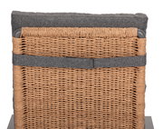 Rückansicht eines Loungesessels mit grauem Stoff und geflochtenem Rattan.