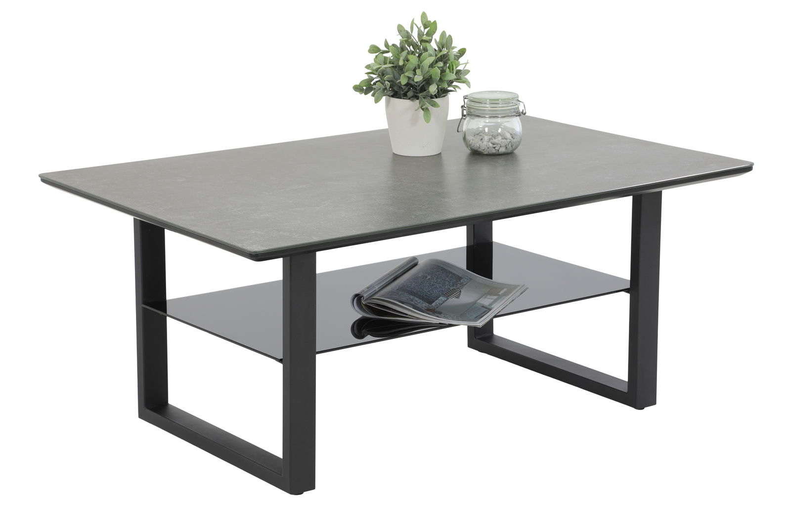 Moderner Couchtisch mit grauer Tischplatte, schwarzem Metallgestell und zusätzlicher Ablagefläche, seitliche Perspektive.