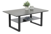 Moderner Couchtisch mit grauer Tischplatte, schwarzem Metallgestell und zusätzlicher Ablagefläche, seitliche Perspektive.