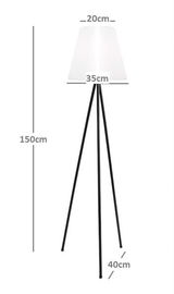 Solar Standleuchte 150cm mit dreibeinigem schwarzen Gestell und weißem Lampenschirm, seitliche Perspektive
