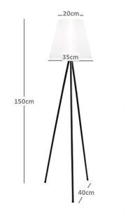 Solar Standleuchte 150cm mit dreibeinigem schwarzen Gestell und weißem Lampenschirm, seitliche Perspektive