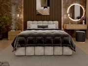 Frontale Ansicht eines stilvollen Polsterbetts in einem elegant eingerichteten Schlafzimmer mit modernen Möbeln und dekorativen Elementen.
