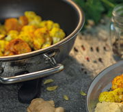 Nahaufnahme einer Servierpfanne XL CLASSIC von Spring mit gebratenem Gemüse, seitliche Perspektive.