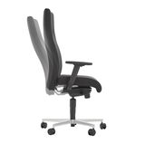 Seitliche Ansicht eines verstellbaren Chefsessels mit Rollen und Armlehnen.