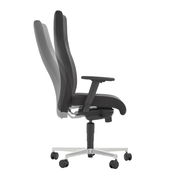 Seitliche Ansicht eines verstellbaren Chefsessels mit Rollen und Armlehnen.