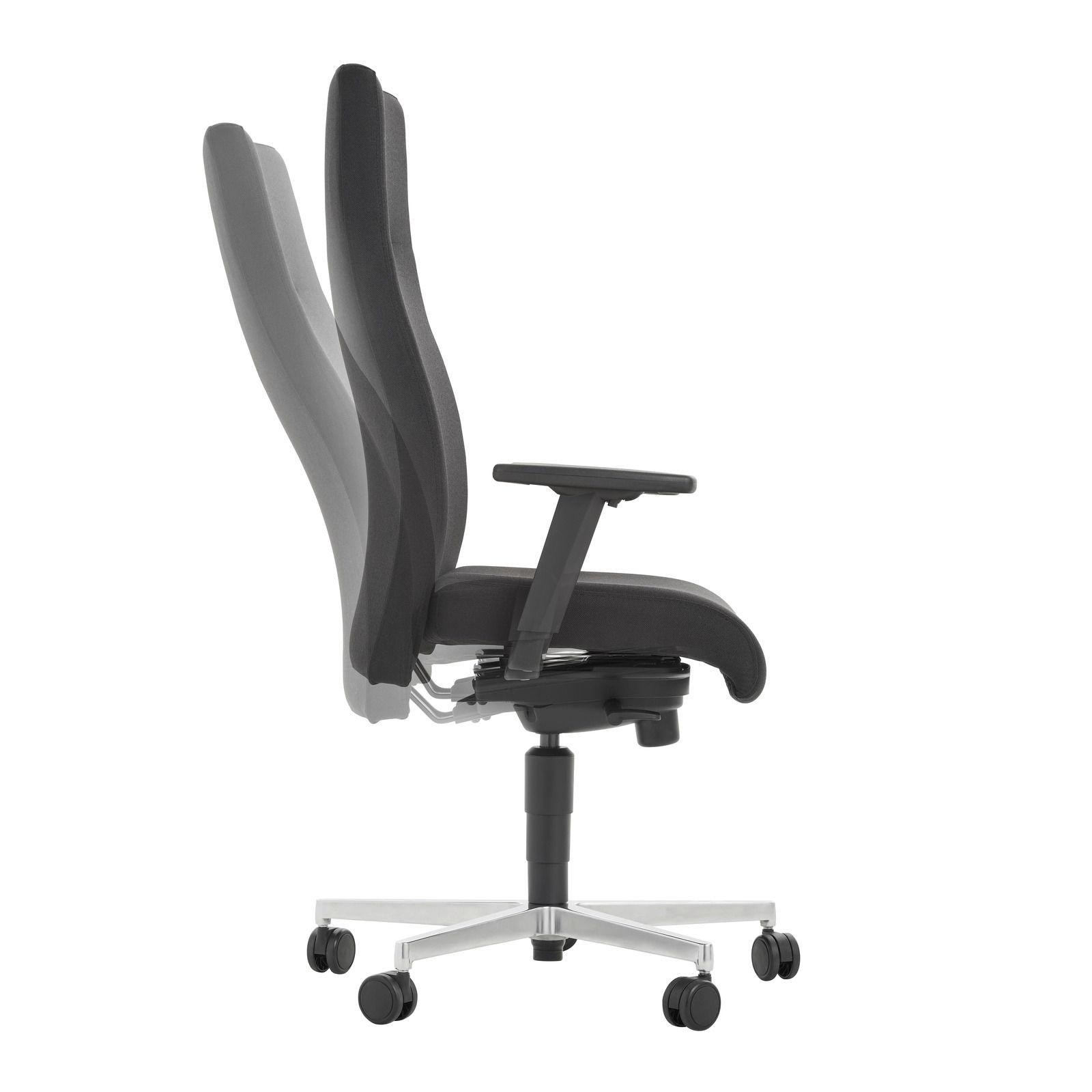 Seitliche Ansicht eines verstellbaren Chefsessels mit Rollen und Armlehnen.