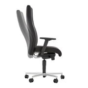 Seitliche Ansicht eines verstellbaren Chefsessels mit Rollen und Armlehnen.