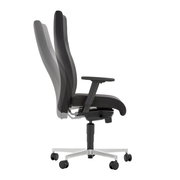 Seitliche Ansicht eines verstellbaren Chefsessels mit Rollen und Armlehnen.