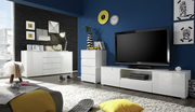 Moderne Wohnzimmermöbel in Weiß, bestehend aus einer Kommode, einem TV-Lowboard und einem Highboard, in einem stilvoll eingerichteten Raum mit blauer Wand und Dekorationen. Perspektive: Frontalansicht.
