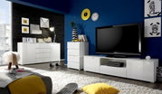 Moderne Wohnzimmermöbel in Weiß, bestehend aus einer Kommode, einem TV-Lowboard und einem Highboard, in einem stilvoll eingerichteten Raum mit blauer Wand und Dekorationen. Perspektive: Frontalansicht.