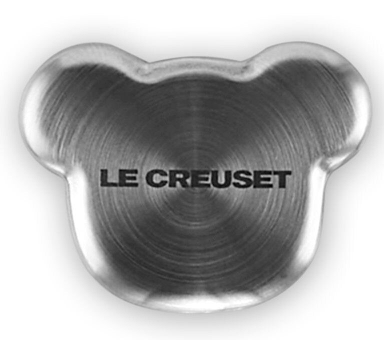 Deckelknauf in Bärenform aus Edelstahl mit der Aufschrift 'Le Creuset', Draufsicht