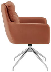 Seitenansicht eines modernen Armlehnstuhls mit rostbraunem Bezug und silbernem Metallgestell.