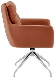 Seitenansicht eines modernen Armlehnstuhls mit rostbraunem Bezug und silbernem Metallgestell.