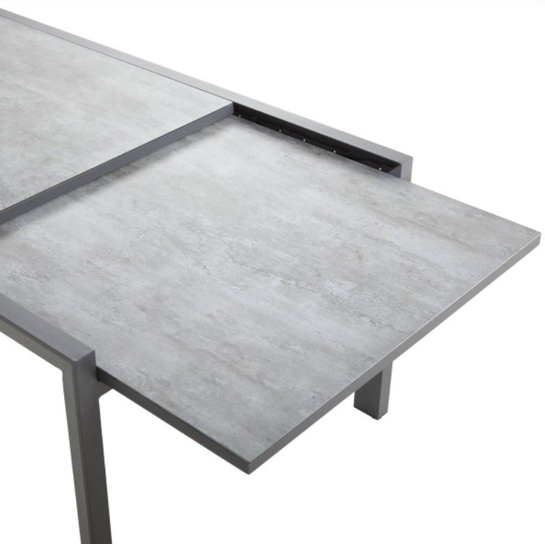 Gartentisch mit grauer Steinoptik, perspektivisch von oben fotografiert