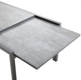 Gartentisch mit grauer Steinoptik, perspektivisch von oben fotografiert