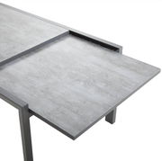 Gartentisch mit grauer Steinoptik, perspektivisch von oben fotografiert