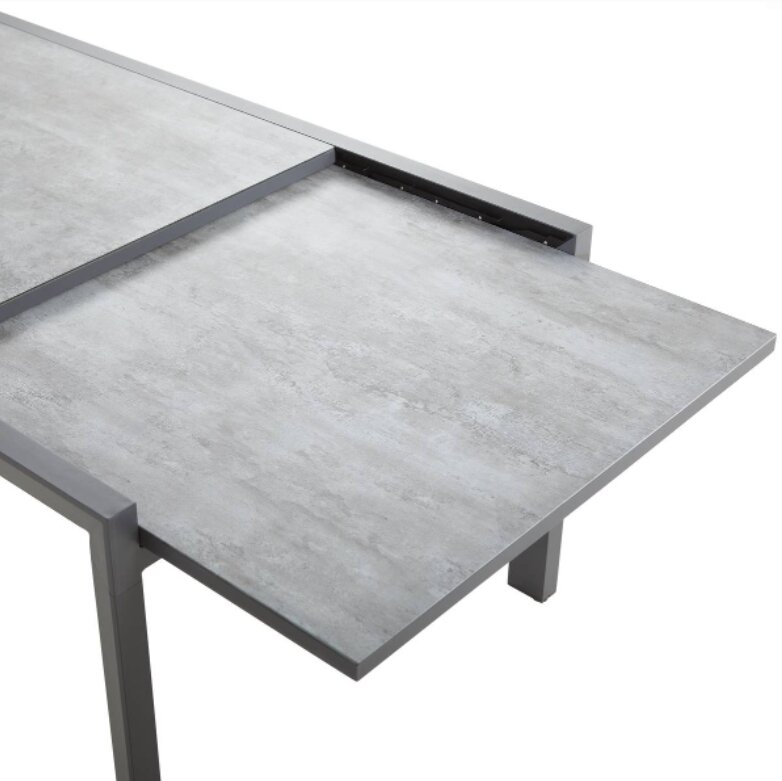 Tuintafel met grijze steenlook, in perspectief van bovenaf gefotografeerd