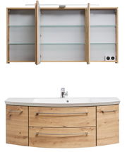 Frontale Ansicht einer dreiteiligen Badkombination mit Holzoptik, bestehend aus einem Spiegelschrank mit offenen Türen und einem Waschtisch mit Schubladen.