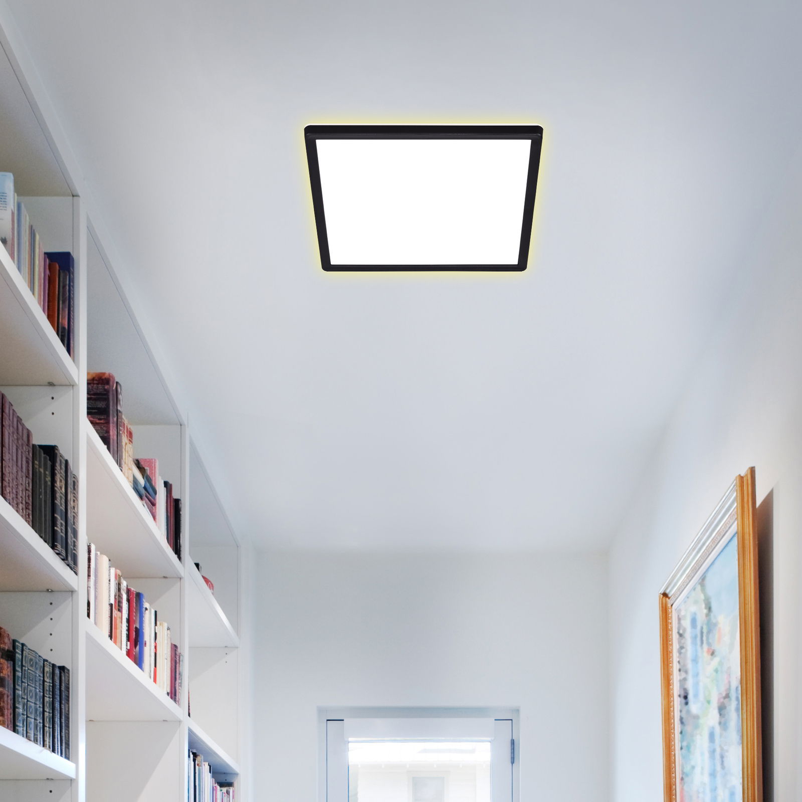 Quadratische LED-Deckenleuchte in einem modernen Raum, von unten betrachtet.