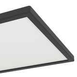 LED-Deckenleuchte ROVITO in Nahaufnahme von unten, zeigt das schlanke, quadratische Design mit schwarzem Rahmen.