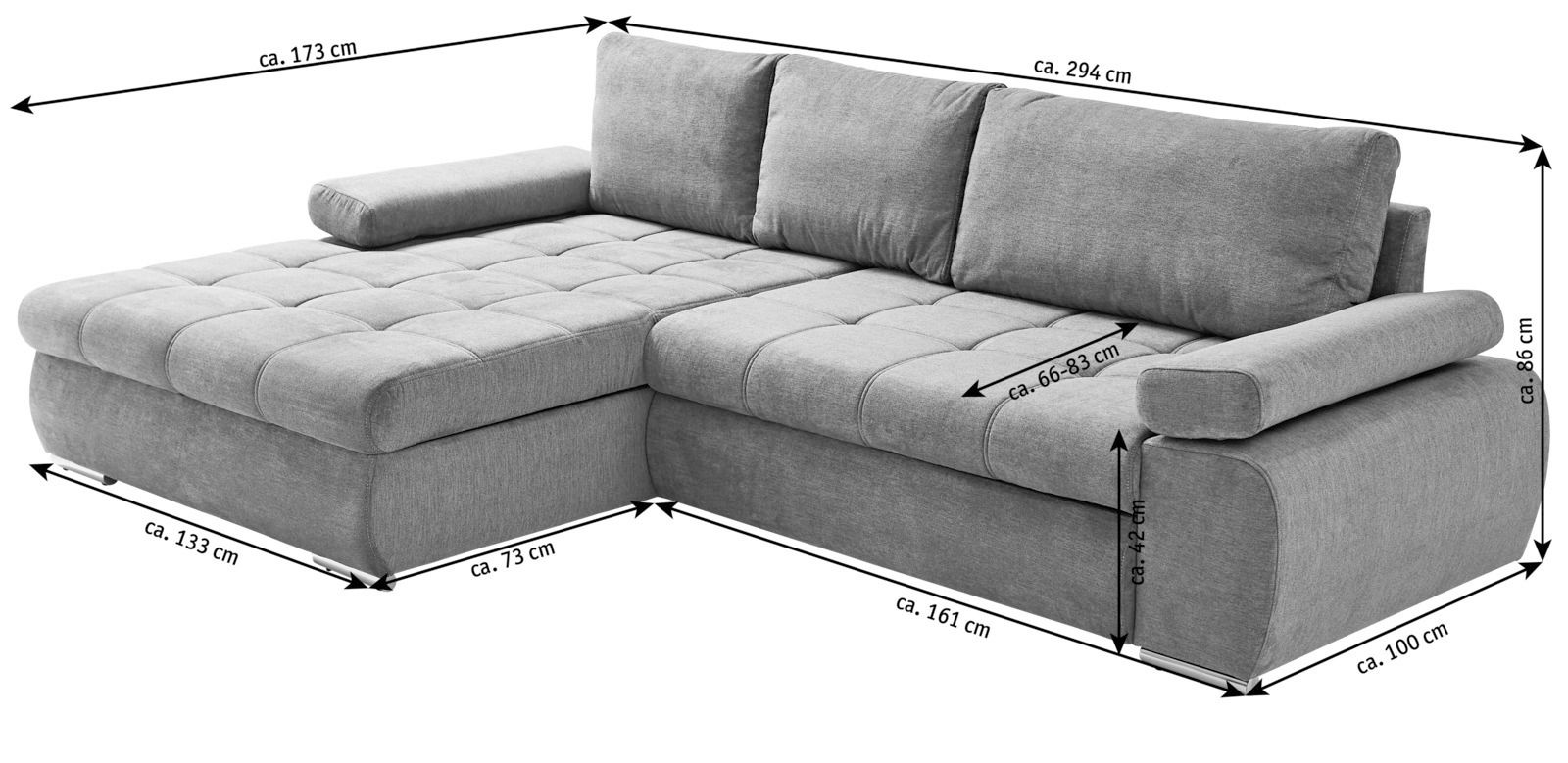 Graues Ecksofa mit Ottomane links, Ansicht von schräg vorne, mit gepolsterten Sitzflächen und Rückenkissen.