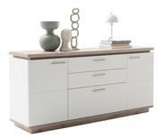 Modernes Sideboard in Weiß mit Holzdetails, dekoriert mit Vasen, Büchern und einer Lampe, seitliche Perspektive
