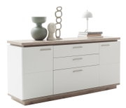 Modern dressoir in wit met houten details, versierd met vazen, boeken en een lamp, zijaanzicht