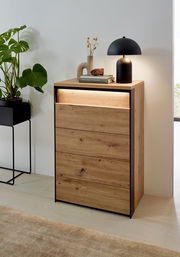 Hochkommode aus Holz mit vier Schubladen, dekoriert mit einer Lampe und Büchern, seitliche Perspektive