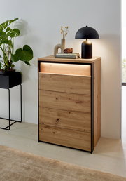 Hochkommode aus Holz mit vier Schubladen, dekoriert mit einer Lampe und Büchern, seitliche Perspektive